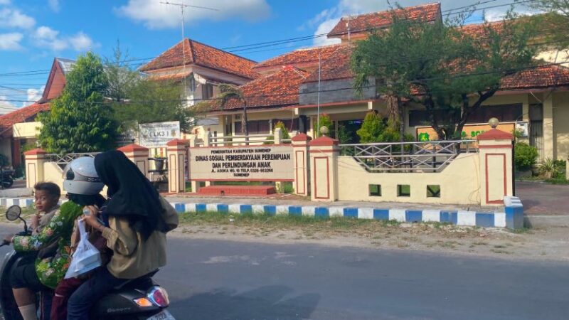 LALU LALANG: Pengendara melintas di depan Kantor Dinsos P3A Sumenep. (Miftahol Rosiqin/Radarpantura.id)