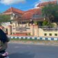 LALU LALANG: Pengendara melintas di depan Kantor Dinsos P3A Sumenep. (Miftahol Rosiqin/Radarpantura.id)