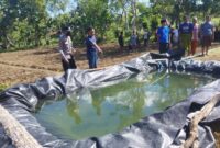 MENGGEGERKAN: Polisian mmelakukan olah TKP penemuan mayat petani tembakau di Dusun Tanjung, Desa Gedang-Gedang, Kecamatan Batuputih, Sumenep, Selasa (30/6). (Polres Sumenep for Radarpantura.id) 