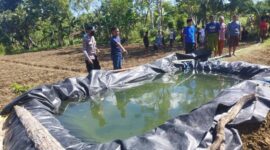 MENGGEGERKAN: Polisian mmelakukan olah TKP penemuan mayat petani tembakau di Dusun Tanjung, Desa Gedang-Gedang, Kecamatan Batuputih, Sumenep, Selasa (30/6). (Polres Sumenep for Radarpantura.id) 