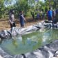 MENGGEGERKAN: Polisian mmelakukan olah TKP penemuan mayat petani tembakau di Dusun Tanjung, Desa Gedang-Gedang, Kecamatan Batuputih, Sumenep, Selasa (30/6). (Polres Sumenep for Radarpantura.id) 