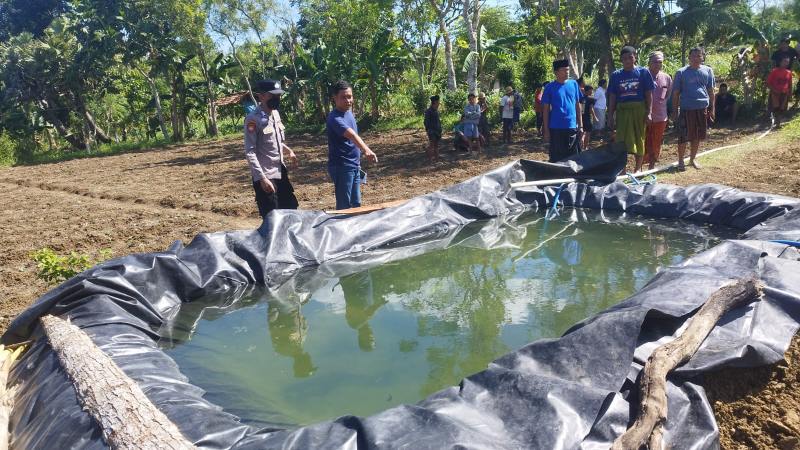 MENGGEGERKAN: Polisian mmelakukan olah TKP penemuan mayat petani tembakau di Dusun Tanjung, Desa Gedang-Gedang, Kecamatan Batuputih, Sumenep, Selasa (30/6). (Polres Sumenep for Radarpantura.id) 