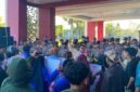MENYAMPAIKAN ORASI: Aliansi Bemsu menggelar aksi demonstrasi di Kantor Bupati Sumenep, Senin (6/7). (Miftahol Rosiqin/Radarpantura.id)