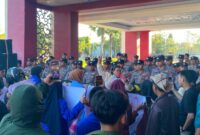 MENYAMPAIKAN ORASI: Aliansi Bemsu menggelar aksi demonstrasi di Kantor Bupati Sumenep, Senin (6/7). (Miftahol Rosiqin/Radarpantura.id)