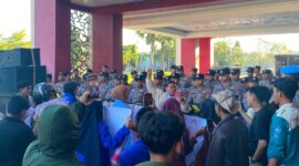 MENYAMPAIKAN ORASI: Aliansi Bemsu menggelar aksi demonstrasi di Kantor Bupati Sumenep, Senin (6/7). (Miftahol Rosiqin/Radarpantura.id)