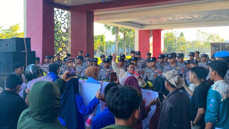 MENYAMPAIKAN ORASI: Aliansi Bemsu menggelar aksi demonstrasi di Kantor Bupati Sumenep, Senin (6/7). (Miftahol Rosiqin/Radarpantura.id)