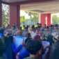 MENYAMPAIKAN ORASI: Aliansi Bemsu menggelar aksi demonstrasi di Kantor Bupati Sumenep, Senin (6/7). (Miftahol Rosiqin/Radarpantura.id)