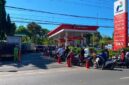 ANTRE: Sejumlah pengendara memenuhi antrean pembelian BBM bersubsidi di SPBU Paberasan, Senin (29/6). (Miftahol Rosiqin/Radarpantura.id)