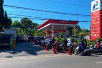 ANTRE: Sejumlah pengendara memenuhi antrean pembelian BBM bersubsidi di SPBU Paberasan, Senin (29/6). (Miftahol Rosiqin/Radarpantura.id)