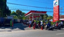 ANTRE: Sejumlah pengendara memenuhi antrean pembelian BBM bersubsidi di SPBU Paberasan, Senin (29/6). (Miftahol Rosiqin/Radarpantura.id)