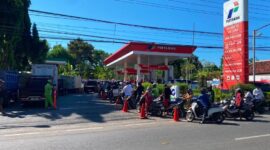 ANTRE: Sejumlah pengendara memenuhi antrean pembelian BBM bersubsidi di SPBU Paberasan, Senin (29/6). (Miftahol Rosiqin/Radarpantura.id)