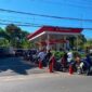 ANTRE: Sejumlah pengendara memenuhi antrean pembelian BBM bersubsidi di SPBU Paberasan, Senin (29/6). (Miftahol Rosiqin/Radarpantura.id)