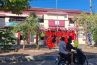 LANCAR: Pengendara melintas di depan Kantor Disperkimhub Sumenep. (Miftahol Rosiqin/Radarpantura.id)