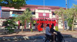 LANCAR: Pengendara melintas di depan Kantor Disperkimhub Sumenep. (Miftahol Rosiqin/Radarpantura.id)