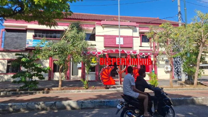 LANCAR: Pengendara melintas di depan Kantor Disperkimhub Sumenep. (Miftahol Rosiqin/Radarpantura.id)