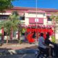 LANCAR: Pengendara melintas di depan Kantor Disperkimhub Sumenep. (Miftahol Rosiqin/Radarpantura.id)