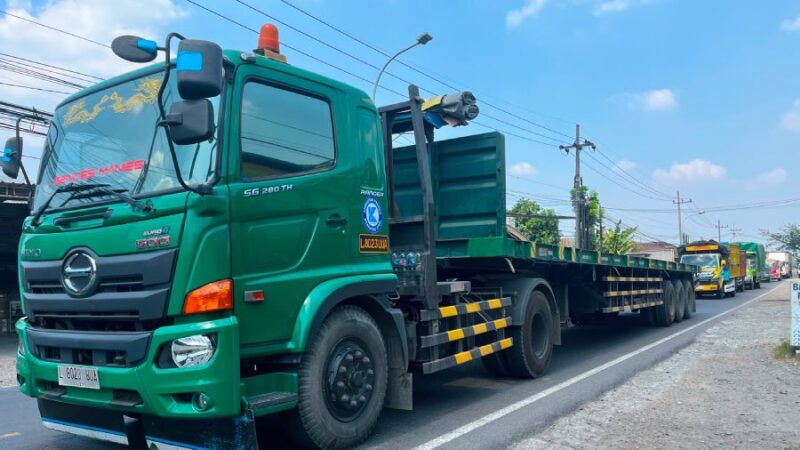 KENDARAAN: Truk besar berbahan bakal bio solar. (Moh Busri/Radarpantura.id)