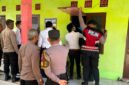 PENYELIDIKAN: Polisi melakukan olah TKP penemuan mauat di Kamar Kos Sumenep, Rabu (15/7). (Polres Sumenep for Radarpantura.id).