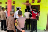 PENYELIDIKAN: Polisi melakukan olah TKP penemuan mauat di Kamar Kos Sumenep, Rabu (15/7). (Polres Sumenep for Radarpantura.id).
