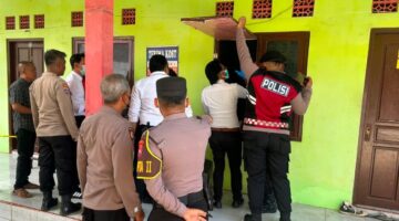 PENYELIDIKAN: Polisi melakukan olah TKP penemuan mauat di Kamar Kos Sumenep, Rabu (15/7). (Polres Sumenep for Radarpantura.id).