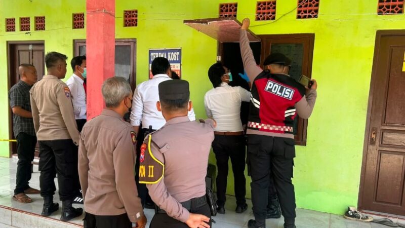 PENYELIDIKAN: Polisi melakukan olah TKP penemuan mauat di Kamar Kos Sumenep, Rabu (15/7). (Polres Sumenep for Radarpantura.id).