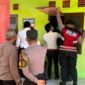 PENYELIDIKAN: Polisi melakukan olah TKP penemuan mauat di Kamar Kos Sumenep, Rabu (15/7). (Polres Sumenep for Radarpantura.id).