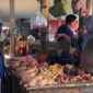 TRANSAKSI: Pedagang daging ayam melayani pembeli di Pasar Anom Baru Sumenep. (Miftahol Rosiqin/Radarpantura.id)