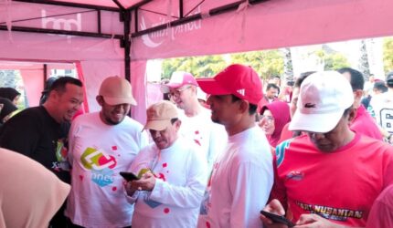 RAMAI: ASN memadati stand kuliner di halaman Pemkab Sumenep berburu promo QRIS Rp1 melalui New JConnect, Jumat (17/7). (Moh Busri/Radarpantura.id)