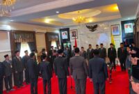 PELAYAN PUBLIK: Bupati Fauzi melantik lima pejabat Pemkab di Rumdis Bupati Sumenep, Jumat (17/7). (Humas Pemkab Sumenep for Radarpantura.id)