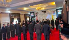 PELAYAN PUBLIK: Bupati Fauzi melantik lima pejabat Pemkab di Rumdis Bupati Sumenep, Jumat (17/7). (Humas Pemkab Sumenep for Radarpantura.id)