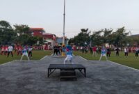BERSINERGI: Bank Jatim menggelar senam bersama ASN di lingkungan Pemkab Sumenep, Jumat (17/7). (Moh Busri/Radarpantura.id)