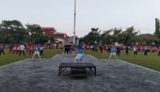 BERSINERGI: Bank Jatim menggelar senam bersama ASN di lingkungan Pemkab Sumenep, Jumat (17/7). (Moh Busri/Radarpantura.id)