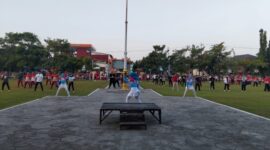 BERSINERGI: Bank Jatim menggelar senam bersama ASN di lingkungan Pemkab Sumenep, Jumat (17/7). (Moh Busri/Radarpantura.id)