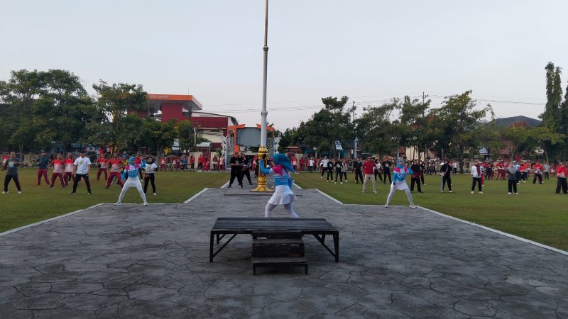 BERSINERGI: Bank Jatim menggelar senam bersama ASN di lingkungan Pemkab Sumenep, Jumat (17/7). (Moh Busri/Radarpantura.id)