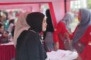 JEMPUT BOLA: Bank Jatim Cabang Sumenep memfasilitasi proses aktivasi akun aplikasi New J-Connect untuk guru di halaman Pemkab Sumenep, Minggu (23/8). (Bank Jatim for Radarpantura.id)