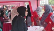 JEMPUT BOLA: Bank Jatim Cabang Sumenep memfasilitasi proses aktivasi akun aplikasi New J-Connect untuk guru di halaman Pemkab Sumenep, Minggu (23/8). (Bank Jatim for Radarpantura.id)