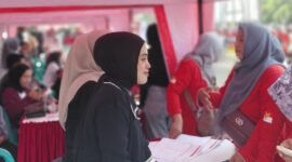 JEMPUT BOLA: Bank Jatim Cabang Sumenep memfasilitasi proses aktivasi akun aplikasi New J-Connect untuk guru di halaman Pemkab Sumenep, Minggu (23/8). (Bank Jatim for Radarpantura.id)