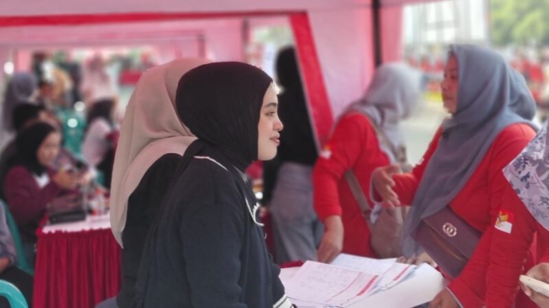 JEMPUT BOLA: Bank Jatim Cabang Sumenep memfasilitasi proses aktivasi akun aplikasi New J-Connect untuk guru di halaman Pemkab Sumenep, Minggu (23/8). (Bank Jatim for Radarpantura.id)