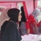 JEMPUT BOLA: Bank Jatim Cabang Sumenep memfasilitasi proses aktivasi akun aplikasi New J-Connect untuk guru di halaman Pemkab Sumenep, Minggu (23/8). (Bank Jatim for Radarpantura.id)