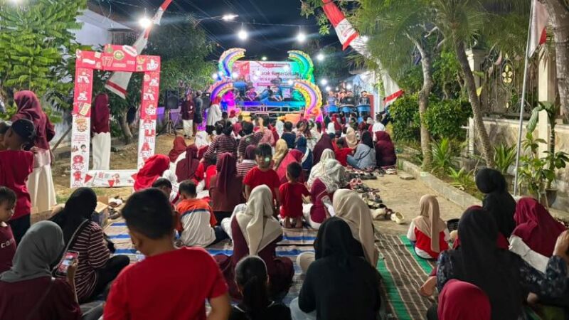 RAMAI: Masyarakat antusias menghadiri malam puncak Semarak Kemerdekaan Bimbel Gemilang Nusantara, Minggu (23/8). (Gemilang Nusantara for Radarpantura.id)