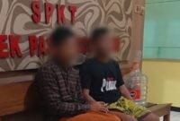 DIAMANKAN WARGA: Dua orang tersangka kasus pencurian trafo perahu nelayan diamankan ke Mapolsek Pasongsongan, Kamis (27/8). (Radarpantura.id/Istimewa)
