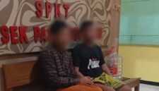 DIAMANKAN WARGA: Dua orang tersangka kasus pencurian trafo perahu nelayan diamankan ke Mapolsek Pasongsongan, Kamis (27/8). (Radarpantura.id/Istimewa)