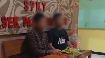 DIAMANKAN WARGA: Dua orang tersangka kasus pencurian trafo perahu nelayan diamankan ke Mapolsek Pasongsongan, Kamis (27/8). (Radarpantura.id/Istimewa)