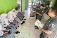 PENGAWASAN: Bawaslu Sumenep melakukan Uji Petik PDPB di SMAN 1 Bluto, Senin (21/9). (Bawaslu for Radarpantura.id)