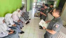 PENGAWASAN: Bawaslu Sumenep melakukan Uji Petik PDPB di SMAN 1 Bluto, Senin (21/9). (Bawaslu for Radarpantura.id)