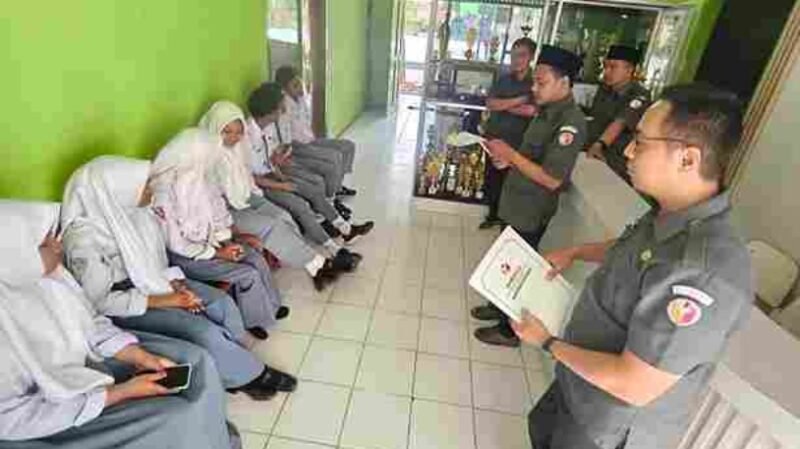 PENGAWASAN: Bawaslu Sumenep melakukan Uji Petik PDPB di SMAN 1 Bluto, Senin (21/9). (Bawaslu for Radarpantura.id)
