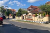 SEPI: Tukang becak melintas di depan Kantor Dinsos P3A Sumenep, Senin (21/9). (Miftahol Rosiqin/Radarpantura.id)