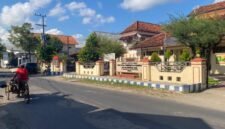 SEPI: Tukang becak melintas di depan Kantor Dinsos P3A Sumenep, Senin (21/9). (Miftahol Rosiqin/Radarpantura.id)