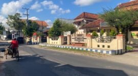 SEPI: Tukang becak melintas di depan Kantor Dinsos P3A Sumenep, Senin (21/9). (Miftahol Rosiqin/Radarpantura.id)