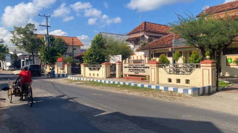 SEPI: Tukang becak melintas di depan Kantor Dinsos P3A Sumenep, Senin (21/9). (Miftahol Rosiqin/Radarpantura.id)